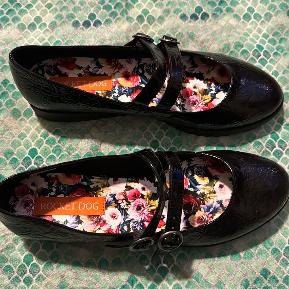 New never worn! Black patent Mary Janes - super cute floral detail on interior!